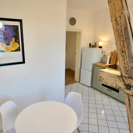 Wohlfuehl-insel In Der Altstadt Mit Wlan, Balkon, Voll Ausgestatteter Kueche & Supermarkt Fusslaeufig In Nur 3 Min Lägenhet